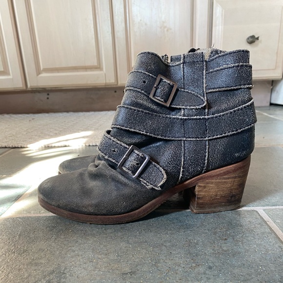 Grungy zip up ankle booties - Picture 4 of 4
